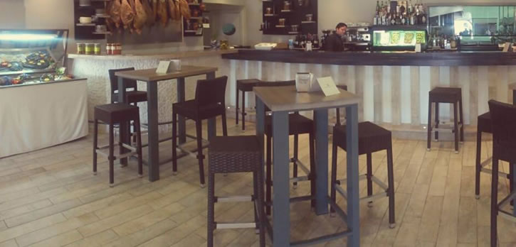 Mesas y sillas para el restaurante Juan Carlos en Jerez de la frontera.